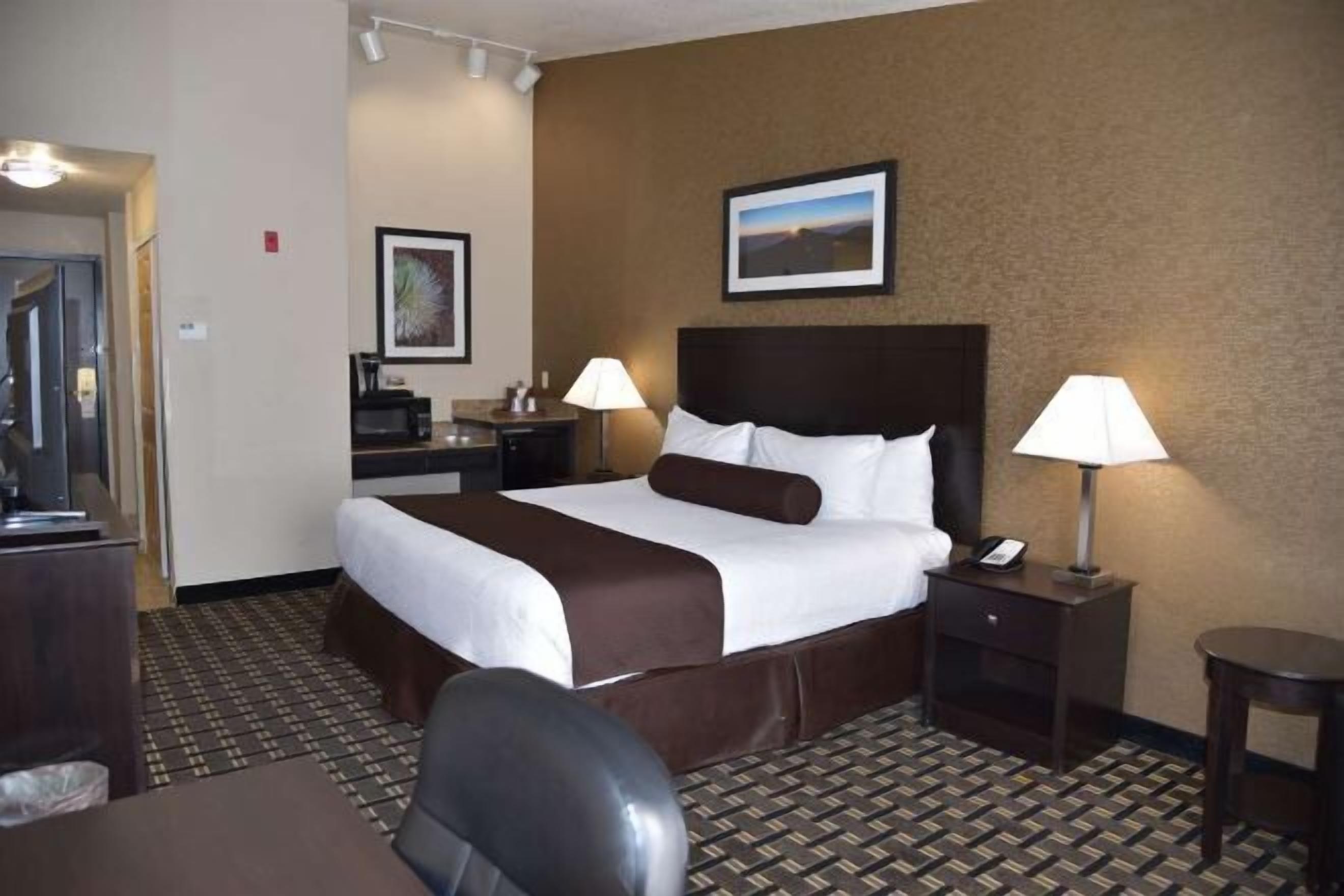 舒適加層、客房內保險箱、書桌、筆電工作空間