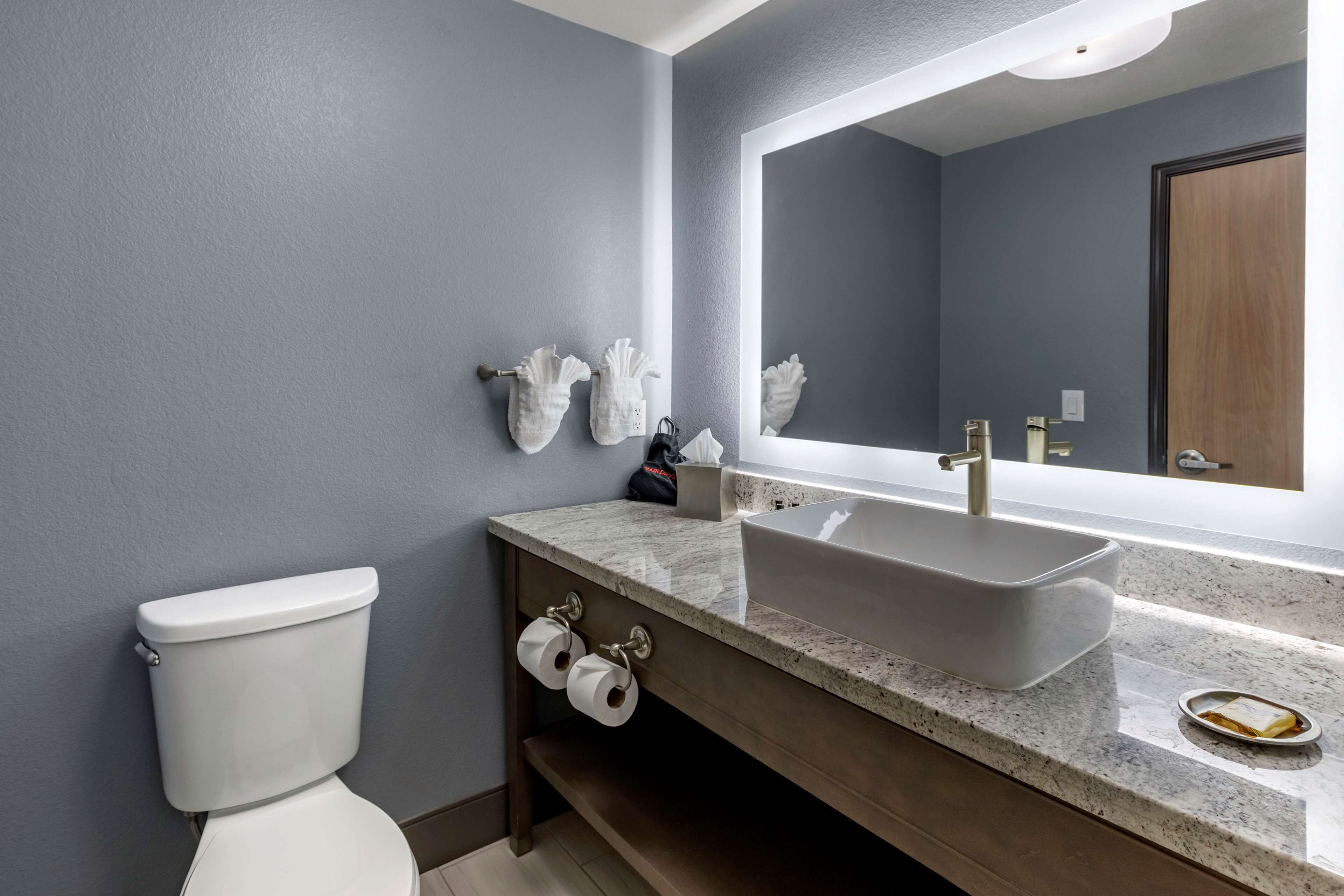 combined shower/bathtub, eco-friendly toiletries, hair dryer, towels