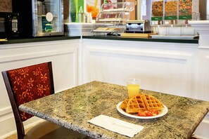 Free daily continental breakfast - Quality Suites San Antonio Northeast (San Antonio)