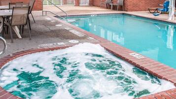 Außenpool (je nach Saison geöffnet), Liegestühle