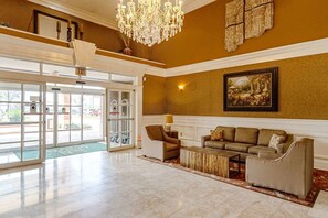 Lobby - Quality Suites San Antonio Northeast (San Antonio)