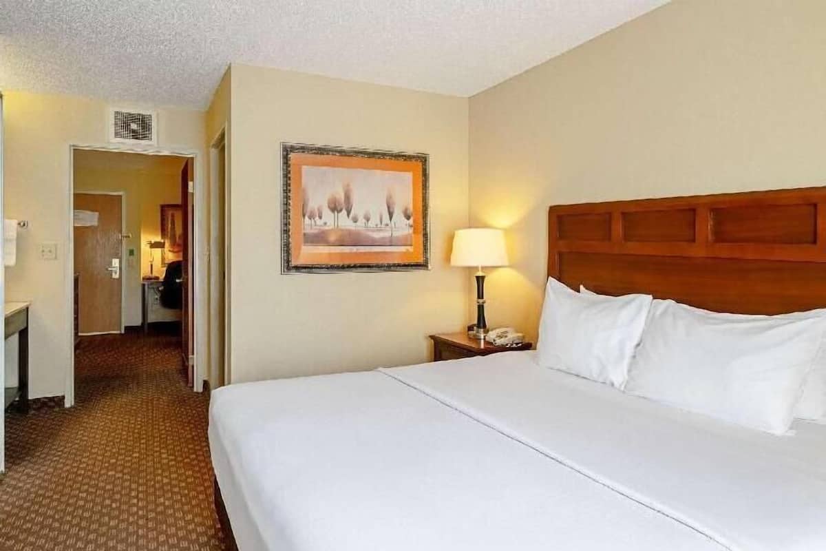 1 bedroom, Egyptian cotton sheets, premium bedding, in-room safe