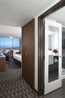 Dinaik Taraf (Premium Corner King) | Peralatan tempat tidur premium, peti besi dalam bilik, meja 