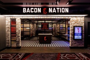 3 restaurantes; se sirve desayuno, almuerzo y cena; cocina americana