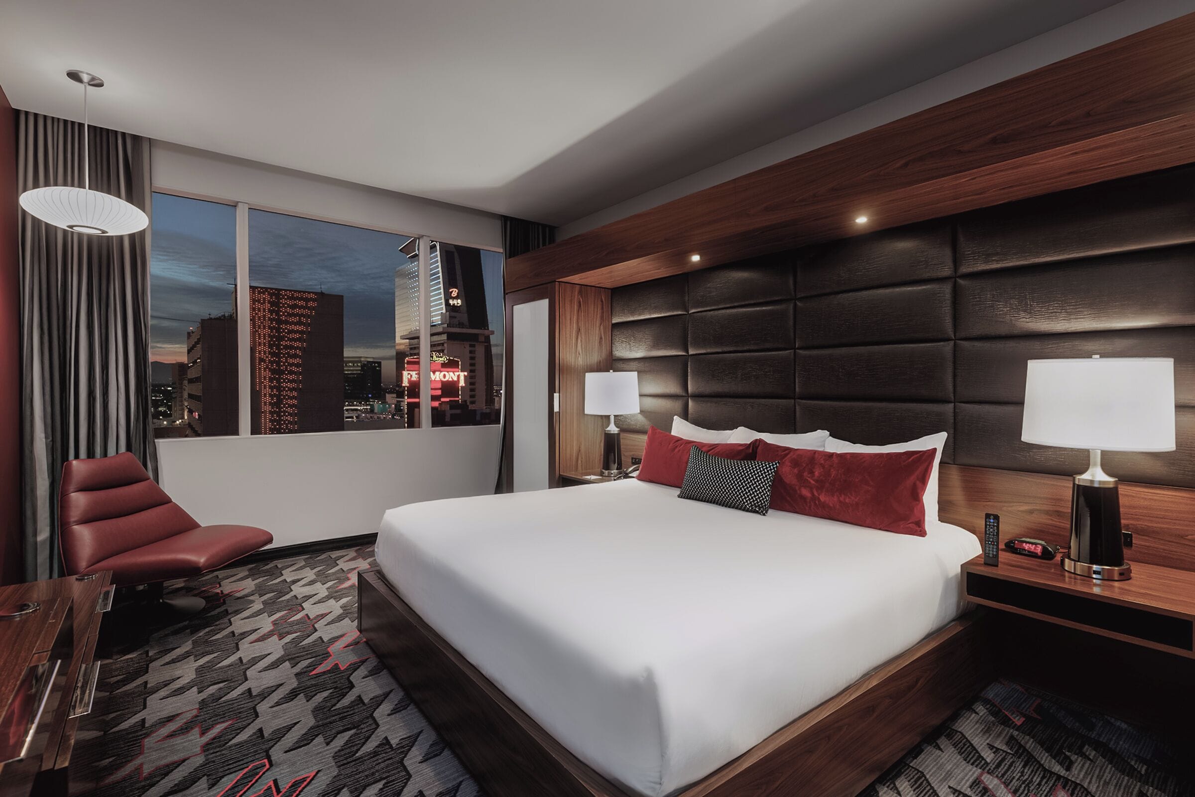 高档床上用品、客房内保险箱、办公桌、遮光窗帘