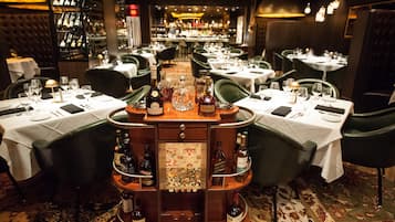 3 restaurants servant le petit déjeuner, le déjeuner et le dîner