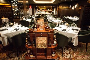 3 restaurants; breakfast, lunch, and dinner served