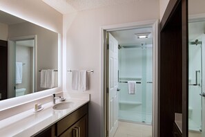 Combined shower/tub, free toiletries, hair dryer, towels - Residence Inn by Marriott Austin The Domain Area (Austin)