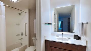 Ein modernes Badezimmer mit Badewanne, Toilette und Waschtisch mit Spiegel.