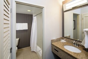 Duschwanne, kostenlose Toilettenartikel, Haartrockner, Handtücher