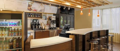 Petit déjeuner et dßner servis sur place, spécialités Cuisine américaine