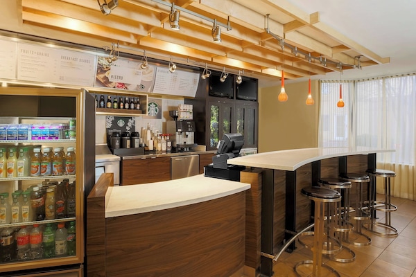 Se sirven desayunos, cenas y cocina americana