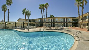 Una piscina al aire libre de temporada