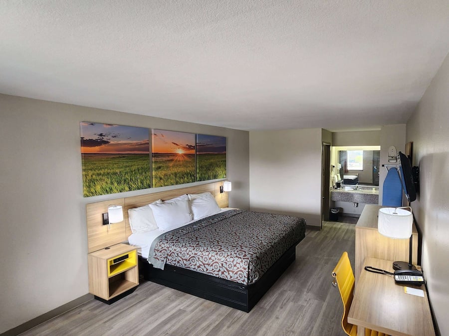 Lit avec matelas à plateau-coussin, coffre-fort, bureau