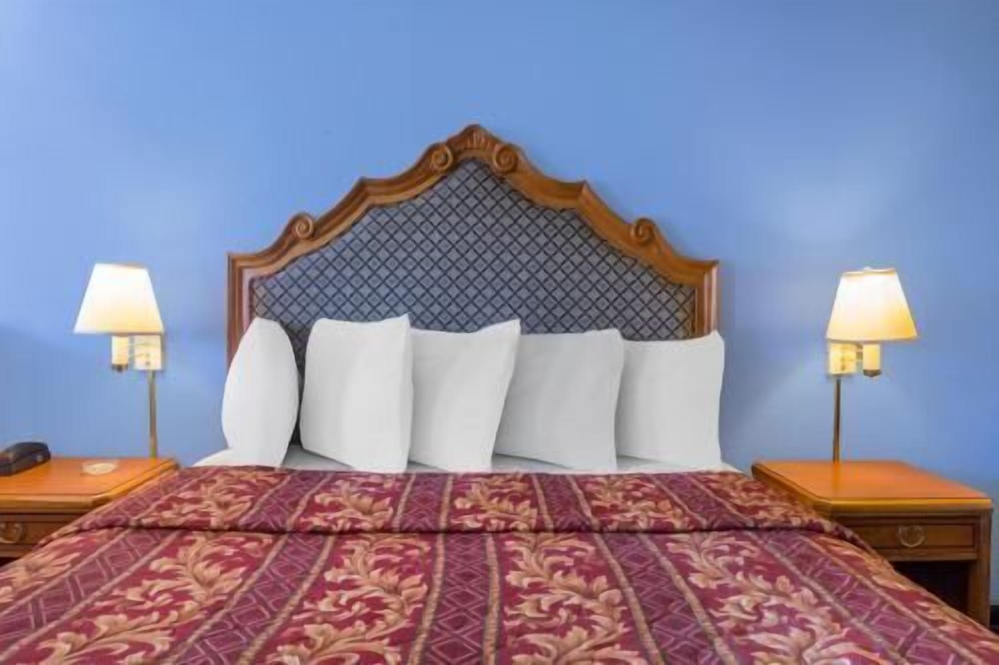 Lit avec matelas à plateau-coussin, coffre-fort, bureau