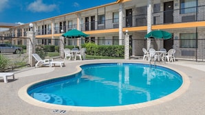 Ett hotell med en swimmingpool, utomhusplats och en byggnad med flera våningar.