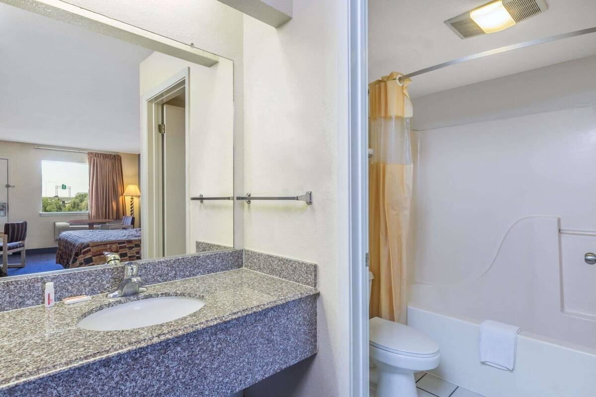 Salle de bain | Douche, séchoir à cheveux, serviettes fournies