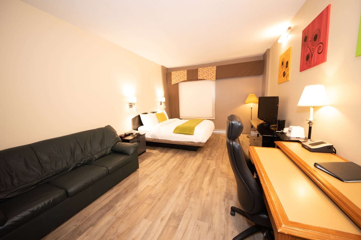 Room, 1 Queen Bed, Non Smoking | Premium bedding, down comforters, pillowtop beds, individually decorated