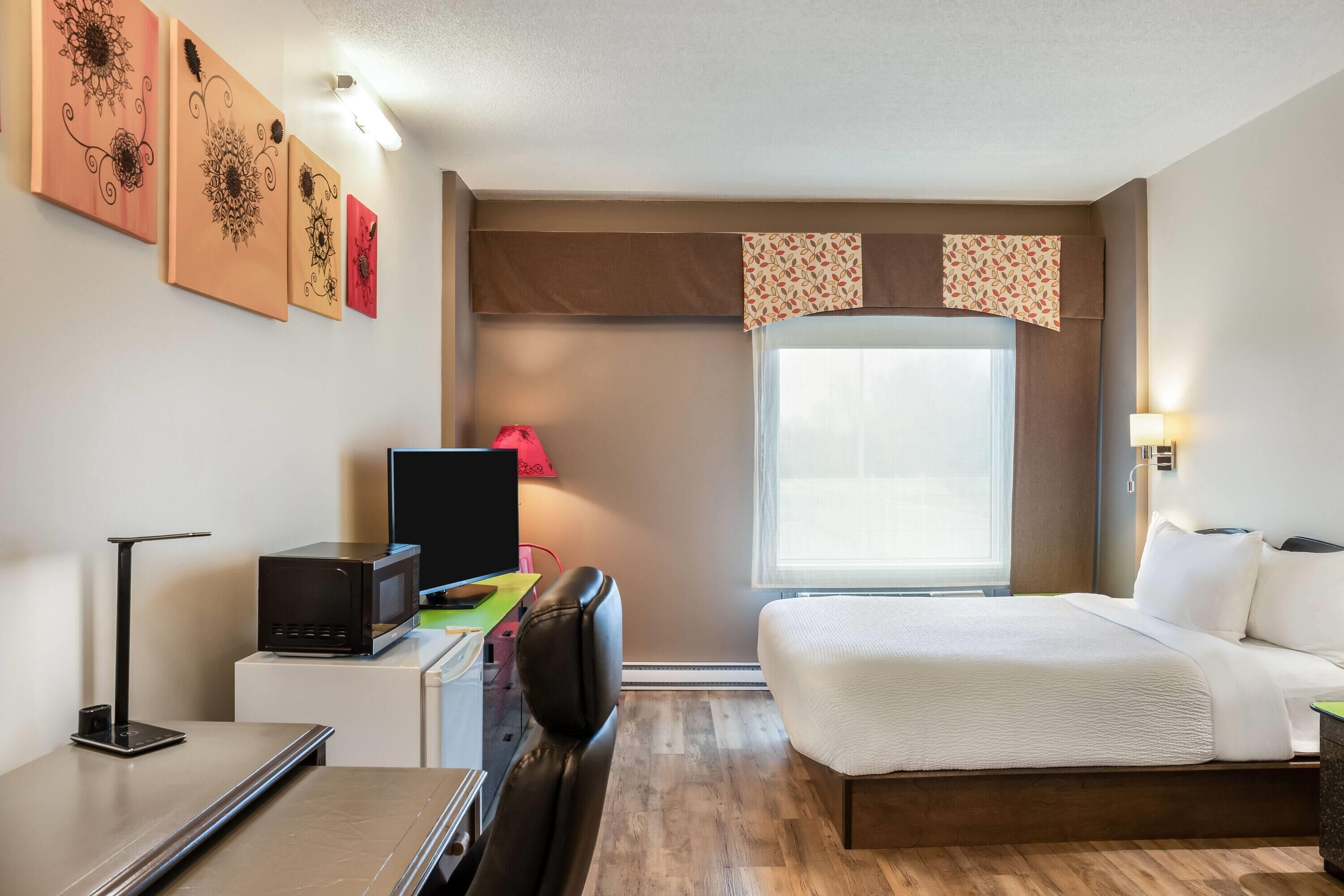 Room, 1 Queen Bed, Non Smoking | Premium bedding, down comforters, pillowtop beds, individually decorated