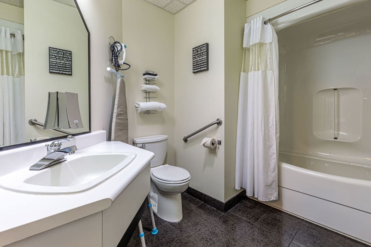 Badrum | Badkar/dusch, djupt badkar, duschhuvud med massagefunktion och hårtork