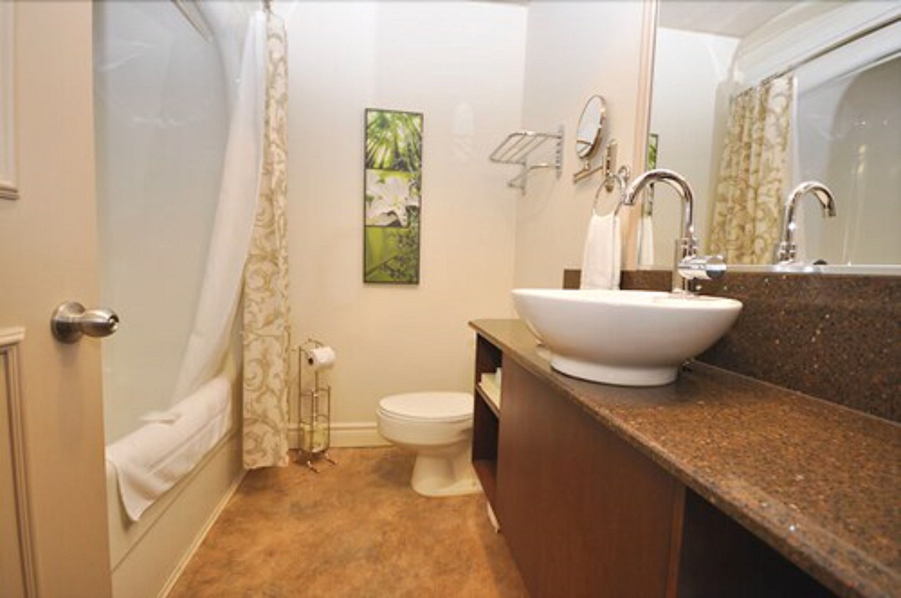 room, 1 king bed, non smoking | bathroom | combined shower/bathtub, deep-soaking bathtub, hydromassage showerhead