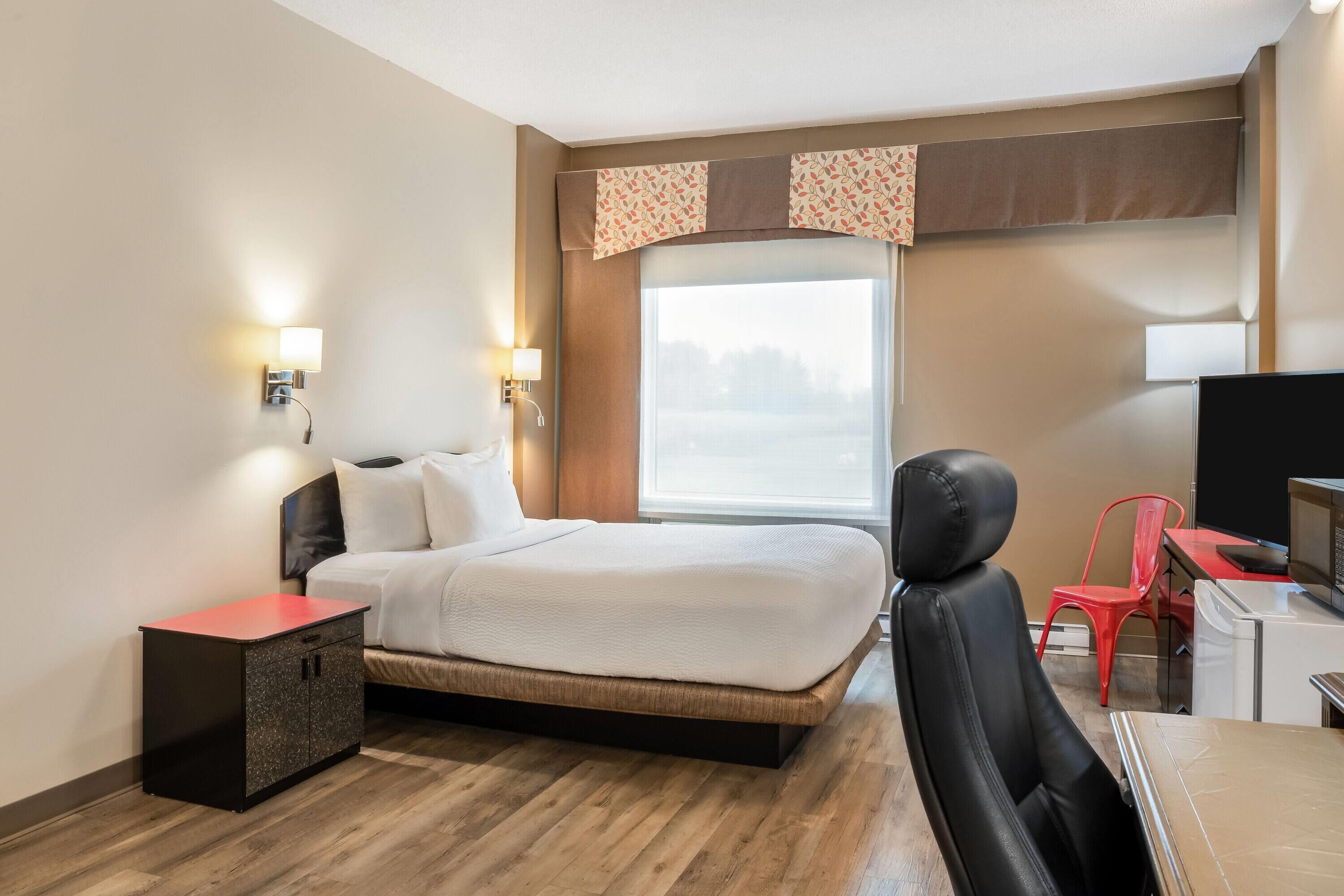 Executive Room, 1 Queen Bed, Non Smoking | Premium bedding, down comforters, pillowtop beds, individually decorated