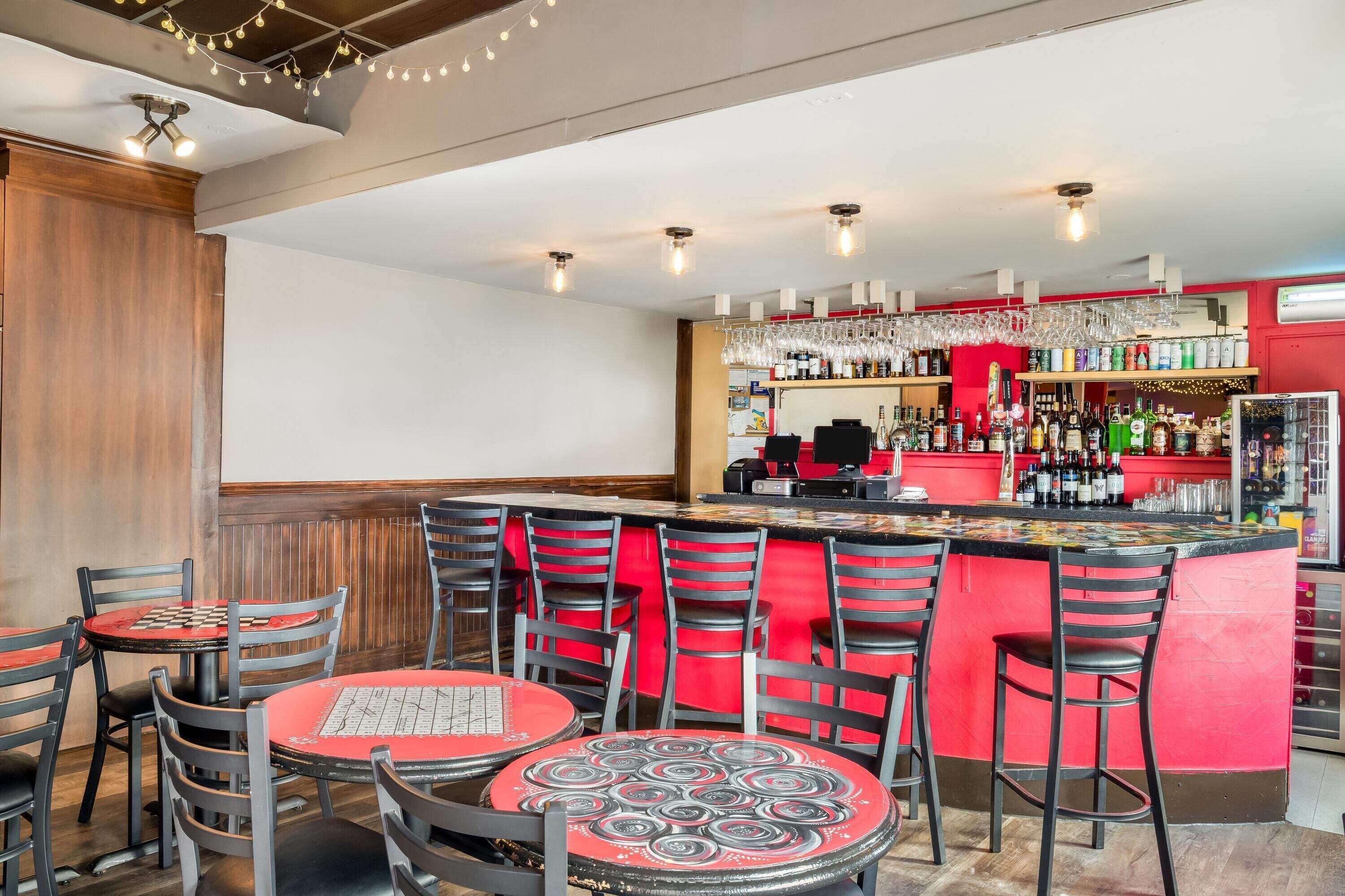 朝食、ハッピーアワー (サービス タイム)に営業