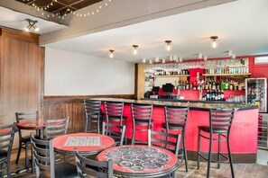 Serves breakfast and happy hour - Days Inn by Wyndham Berthierville (Berthierville)