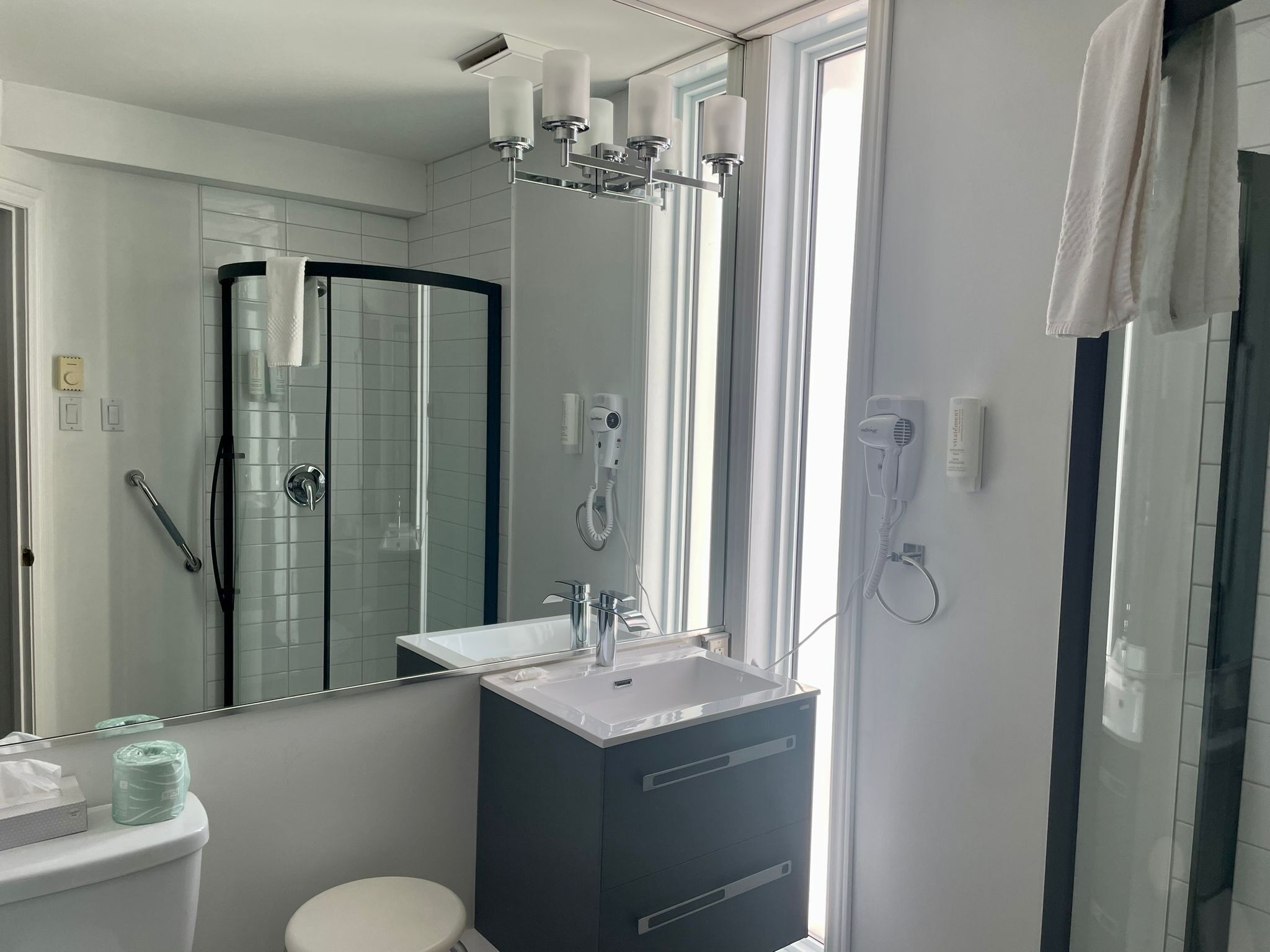 Zimmer, 1 Queen-Bett, Nichtraucher | Badezimmer | Duschwanne, Haartrockner, Handtücher, Seife