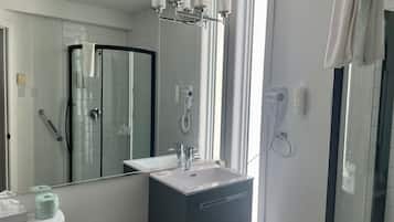 Zimmer, 1 Queen-Bett, Nichtraucher | Badezimmer | Duschwanne, Haartrockner, Handtücher, Seife