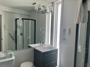 Chambre, 1 grand lit, non-fumeur | Salle de bain | Ensemble baignoire-douche, séchoir à cheveux, serviettes fournies, savon