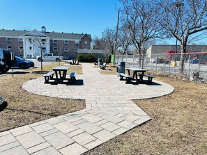 BBQ/picnic Area - : Econo lodge Hotel Brossard (Brossard)