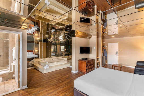 Ropa de cama de alta calidad, colchones Tempur-Pedic y escritorio