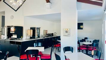 Ilmainen täysi aamiainen viikonloppuisin