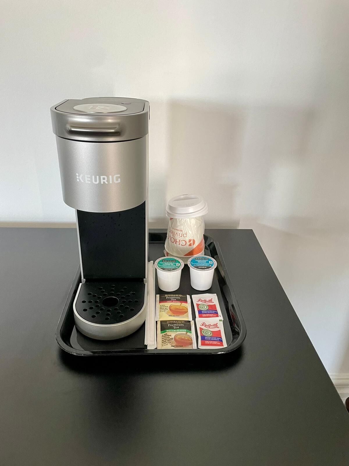 room, 1 queen bed, non smoking | living area | 40-inch flat-screen tv with cable channels, tv