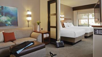 高級寢具、舒適加層、書桌、筆電工作空間