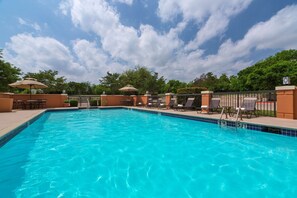 Piscine extérieure, chaises longues