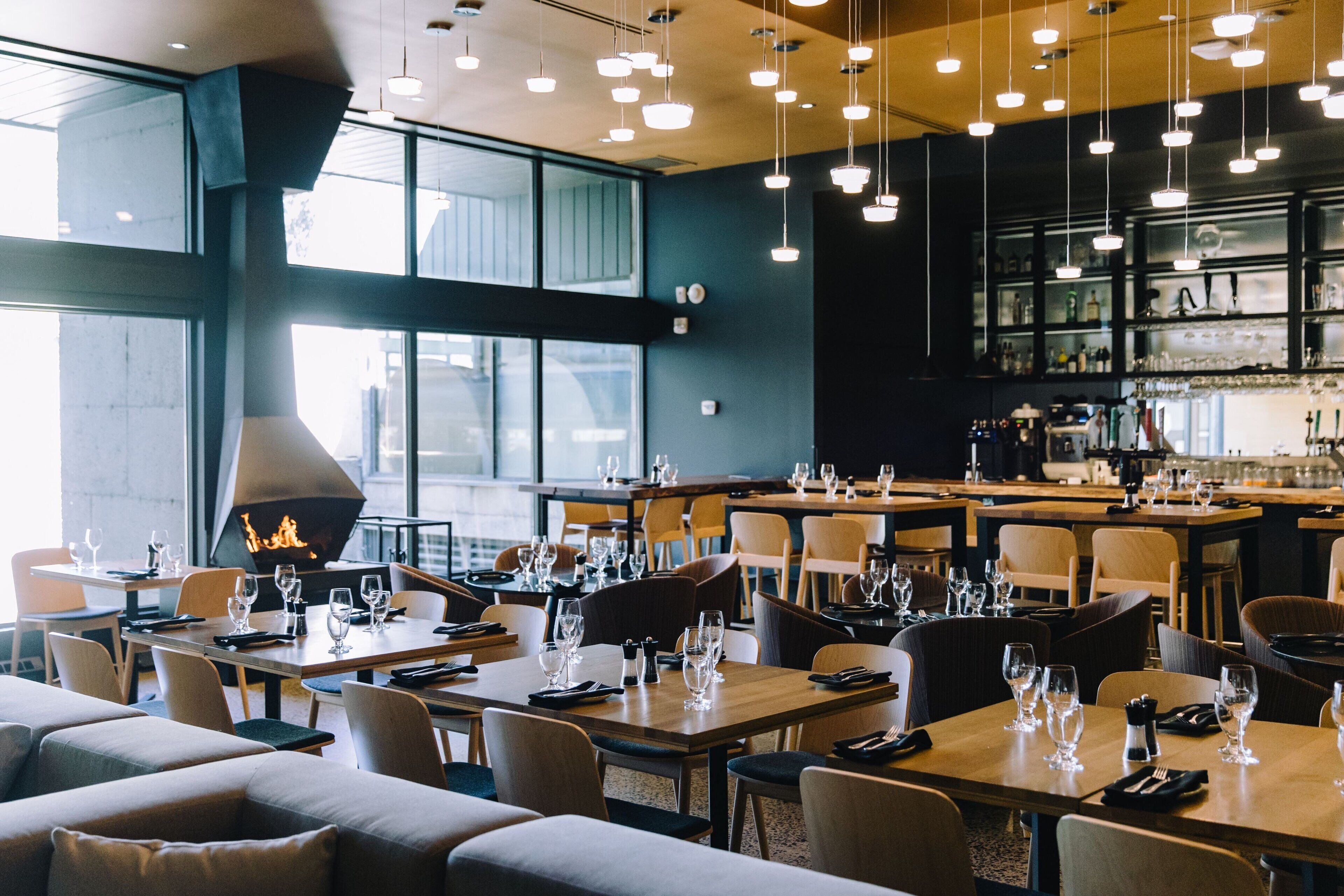 Se sirven desayunos, cenas y cocina local con vista al jardín