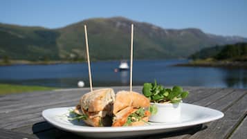 Frukost och middag serveras