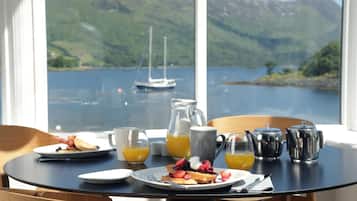 Breakfast and dinner served