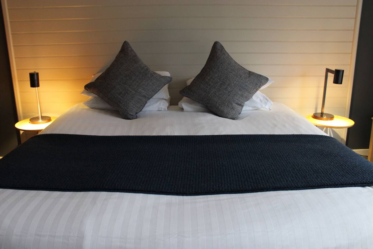 family room | 1 bedroom, in-room safe, desk, free cots/infant beds