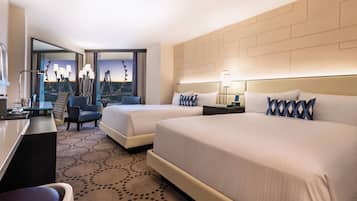 ملاءات للفراش لا تسبب الحساسية وميني بار وخزنة داخل الغرفة ومكتب