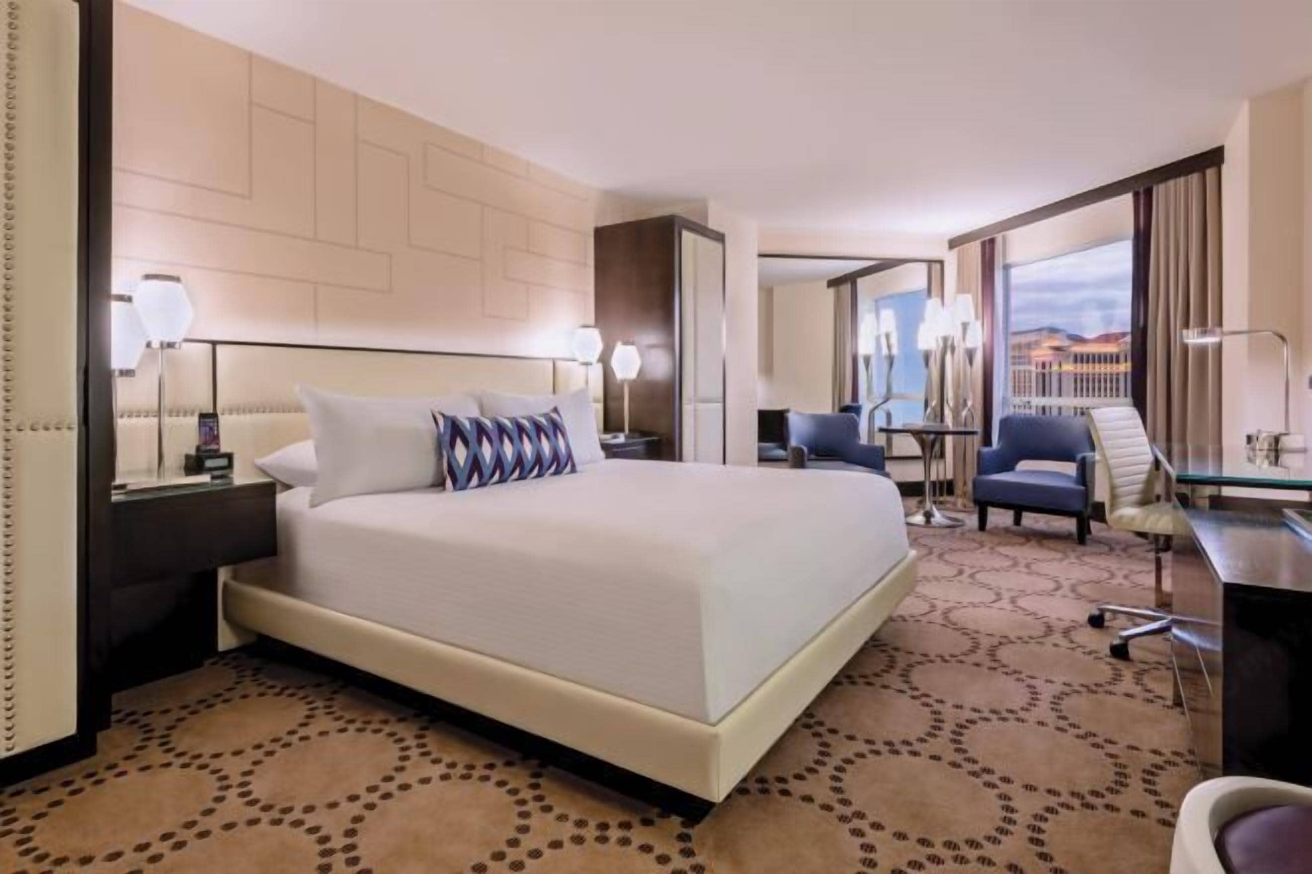 Bộ đồ giường kháng dị ứng, minibar, két bảo mật tại phòng, bàn 