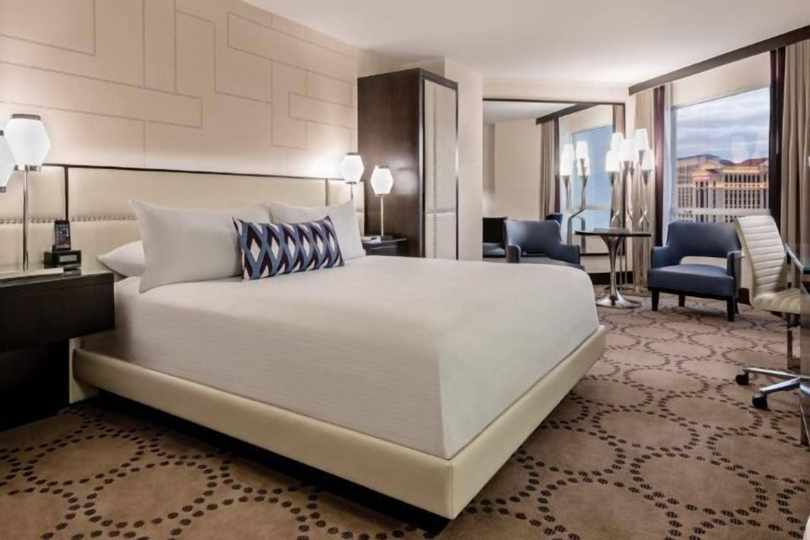 Bộ đồ giường kháng dị ứng, minibar, két bảo mật tại phòng, bàn 