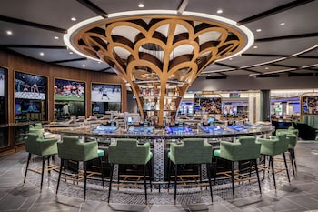 4 bars/lounges, poolside bar at Harrahs Hotel and Casino Las Vegas