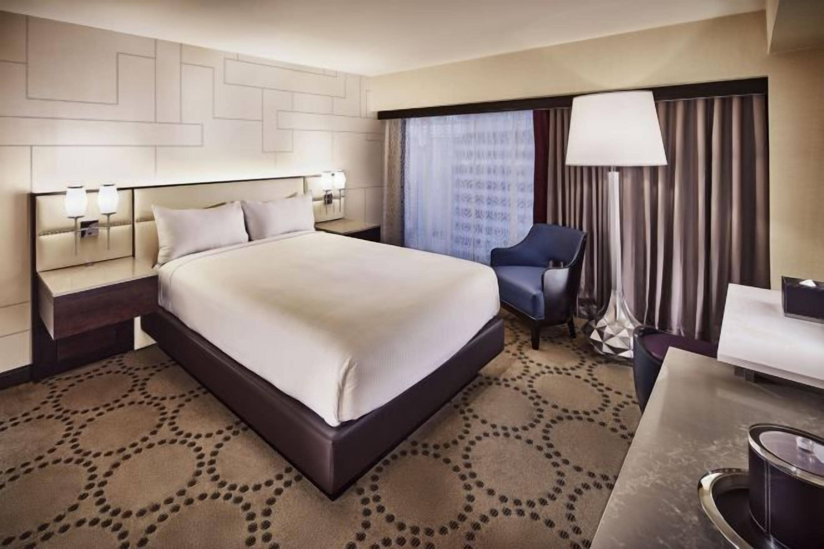 Bộ đồ giường kháng dị ứng, minibar, két bảo mật tại phòng, bàn 