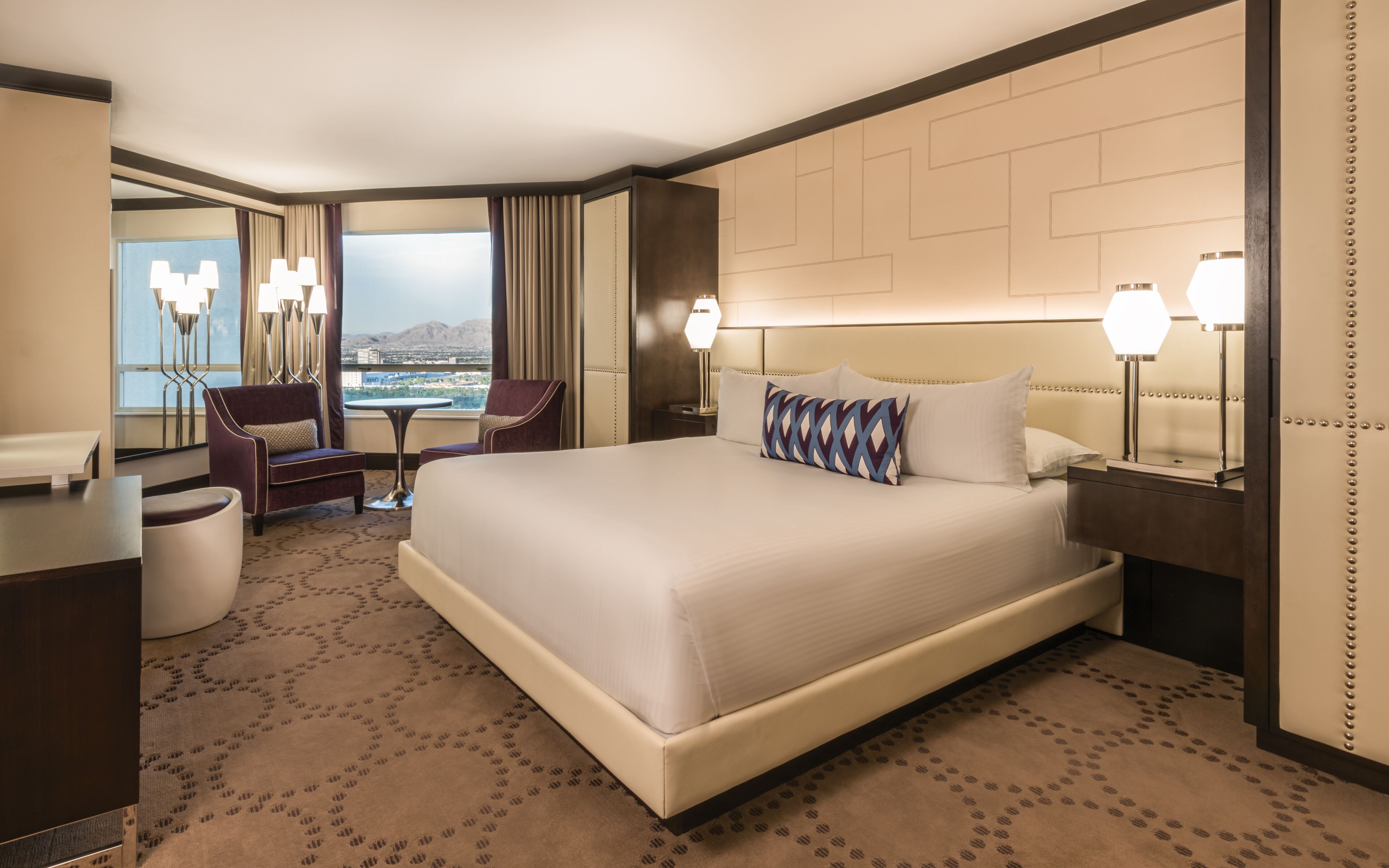 Executive Suite, 1 King Bed, Non Smoking (Valley) | Allergitestet sengetøy, minibar, safe på rommet og skrivebord