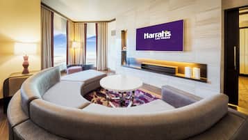 Valley Vice Presidential Suite , 1 King , Non-Smoking | Περιοχή καθιστικού | Τηλεοράσεις Smart, ταινίες επί πληρωμή