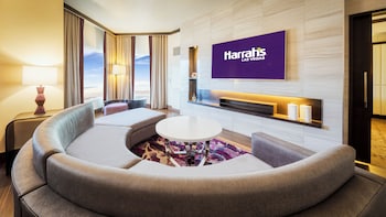 Valley Vice Presidential Suite , 1 King , Non-Smoking | Living area | Smart TV, pay movies at Harrah