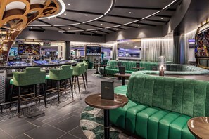4 quầy bar/khu lounge, quầy bar bên hồ bơi 